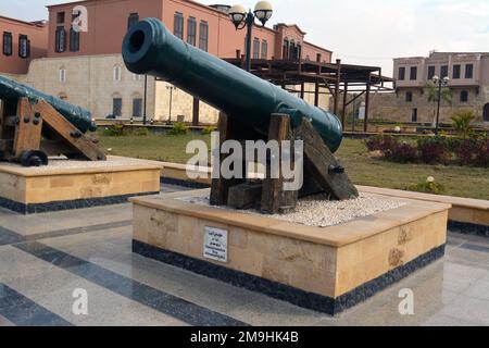 Kairo, Ägypten, Januar 7 2023: Alte Küstenwaffe, die in alten Kriegen verwendet wurde, aus dem Ägyptischen Nationalmilitätshaus in der Zitadelle von Kairo, offizielles Militärmuseum, Sele Stockfoto