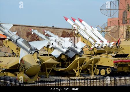 Kairo, Ägypten, Januar 7 2023: Alte Raketen und Flugzeuge, die im Oktober 1973 im Krieg vom ägyptischen Nationalmilitäriemuseum in der Zitadelle von Kairo verwendet wurden, aus Stockfoto