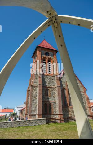 Christ Church Cathedral mit Walbein-Bogen, auf der Ross Road in Port Stanley, Falkland Islands. Stockfoto