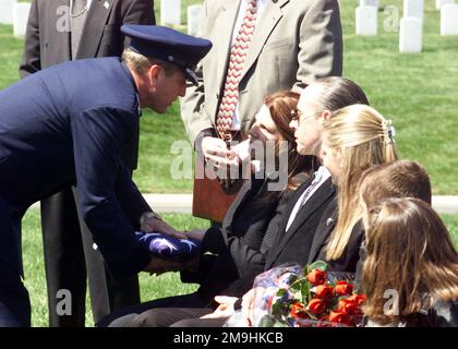 General der US-Luftwaffe (USAF) Franklin Blaisdell, Director of Nuclear and Counter-Proliferation, überreicht seiner Tochter während seiner Beerdigung auf dem Arlington National Cemetery, Virginia, mit voller militärischer Auszeichnung die Sargflagge von MGEN Howard W. Cannon, USAF (RET). MGEN Cannon war ein ehemaliger Senator des Staates Nevada. Basis: Arlington National Cemetery Bundesstaat: Virginia (VA) Land: Vereinigte Staaten von Amerika (USA) Stockfoto