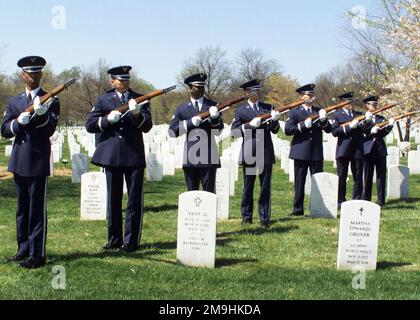 Die Ehrengarde der US Air Force (USAF) gibt einen traditionellen 21-Schuss-Salut ab, nachdem sie die Überreste des Generalmajors der US Air Force (USAF) Howard W. Cannon (RET) zum Nationalfriedhof Arlington begleitet hat, wo er mit vollen militärischen Ehren begraben wird. MGEN Cannon war ein ehemaliger Senator des Staates Nevada. Basis: Arlington National Cemetery Bundesstaat: Virginia (VA) Land: Vereinigte Staaten von Amerika (USA) Stockfoto