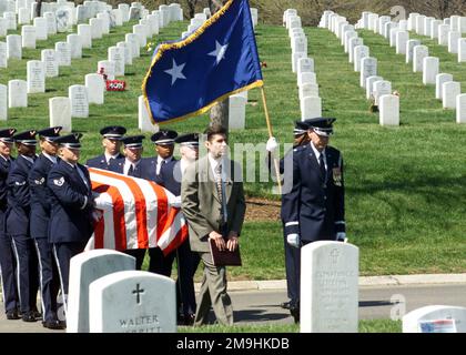 Die Ehrengarde der US Air Force (USAF) trägt die Überreste des Generalmajor der US Air Force (USAF) Howard W. Cannon (RET) auf dem Nationalfriedhof Arlington, wo er mit vollen militärischen Ehren begraben wird. MGEN Cannon war ein ehemaliger Senator des Staates Nevada. Basis: Arlington National Cemetery Bundesstaat: Virginia (VA) Land: Vereinigte Staaten von Amerika (USA) Stockfoto