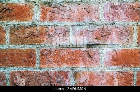 Nahaufnahme einer roten verwitterten Ziegelwand Stockfoto