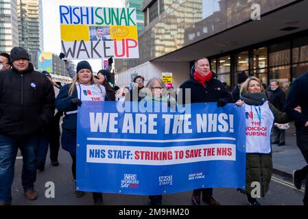 London, Großbritannien. 18. Januar 2023. Es findet eine Protestkundgebung und ein marsch statt, um streikende Gesundheitspersonal zu unterstützen, die bessere Löhne und Arbeitsbedingungen fordern. Demonstranten versammelten sich außerhalb der UCL und marschierten zur Downing Street mit Botschaften für die Regierung Stockfoto