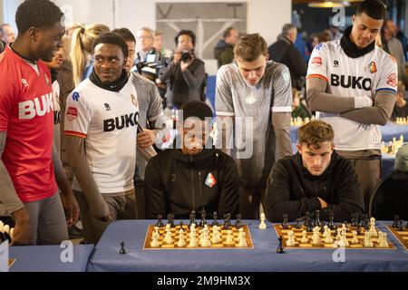 VELSEN-ZUID - die Telstar-Spieler Niels van Wetten und Glynor Plet nehmen im Rahmen des Tata Steel Chess Tournament am Schachturnier für Kinder im Telstar-Stadion Teil. ANP OLAF KRAAK Stockfoto