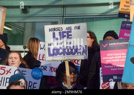 London, Großbritannien. 18. Januar 2023 Krankenschwestern, NHS-Mitarbeiter und Unterstützer versammelten sich vor dem University College Hospital zu einer Kundgebung zur Unterstützung des NHS und Krankenschwestern, während Krankenschwestern in ganz Großbritannien ihre Streiks fortsetzen. Kredit: Vuk Valcic/Alamy Live News Stockfoto