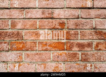 Nahaufnahme einer roten verwitterten Ziegelwand Stockfoto