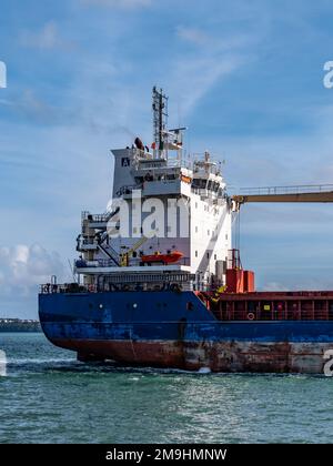 Cobh, Irland, 10. August 2022. Ein altes rostiges, großes Schiff segelt unter blauem Himmel auf dem Meer. Frachtschiff auf See. Blau-weißes Schiff auf See unter Clea Stockfoto