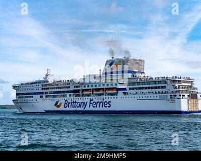 Cobh, Irland, 10. August 2022. Eine große weiße Passagierfähre fährt im Sommer auf dem Meer. Blauer Himmel mit weißen Wolken über einem Schiff. Weiß an Stockfoto