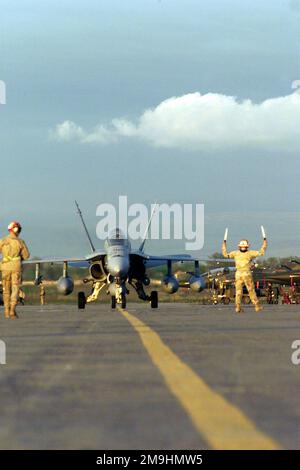 Ein FA-18D Hornet von der Marine Corp Air Station (MCAS) Miramar, Kalifornien, Taxifahrten von französischen Mirage-Kämpfern bei Ankunft am Manas Airport, Kirgisistan, zur Unterstützung der Operation DAUERHAFTE FREIHEIT. Betreff Operation/Serie: DAUERFREIHEITSBASIS: Peter J. Ganci Jr. Bundesstaat Luftstützpunkt: Oblast Chuskaya Land: Hauptkommando der Szene Kirgisistan (KGZ) gezeigt: CENTAF Stockfoto