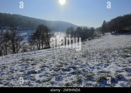 Blick in den Heckengaeu bei Weissach im Winter Stockfoto