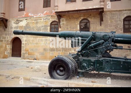 Kairo, Ägypten, Januar 7 2023: Küstengewehrkanone UdSSR Sowjetunion, die im Oktober 1973 im Krieg vom Ägyptischen Nationalmilitamuseum in der Kairo-Zitade eingesetzt wurde Stockfoto