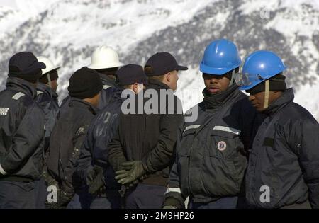 MATROSEN DER US Navy (USN), die einem See- und Ankerkommando an der Amphibien-Anlegestelle USS DUBUQUE (LPD 8) zugewiesen sind, treffen sich zusammen, um Verfahren zur Unterstützung von Übung NORTHERN EDGE 2002 zu besprechen. Basis: Hafen von Valdez Staat: Alaska (AK) Land: Vereinigte Staaten von Amerika (USA) Stockfoto