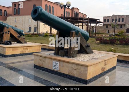 Kairo, Ägypten, Januar 7 2023: Alte Küstenwaffe, die in alten Kriegen verwendet wurde, aus dem Ägyptischen Nationalmilitätshaus in der Zitadelle von Kairo, offizielles Militärmuseum, Sele Stockfoto