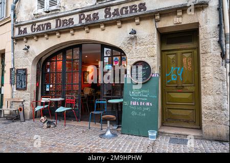 Avignon, Vaucluse, Frankreich, 12 29 2022 - Restaurant namens Höhle der unartigen Menschen Stockfoto