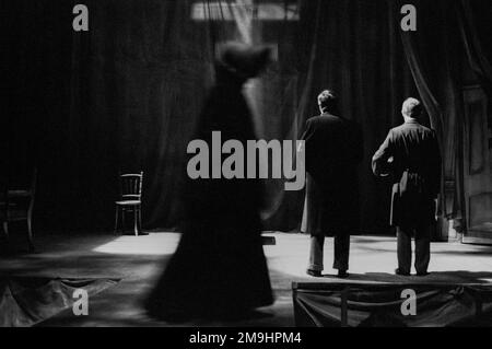 Der Geist (Front Centre) mit (l-r) John Duttine (The Actor), Charles Kay (Arthur Kipps) in DER FRAU IN SCHWARZ von Stephen Mallatratt im Lyric Hammersmith, London W6 11/01/1989 nach dem Roman von Susan Hill eine originale Bühnenproduktion von Stephen Joseph Theatre Scarborough aus dem Jahr 1987 Stockfoto