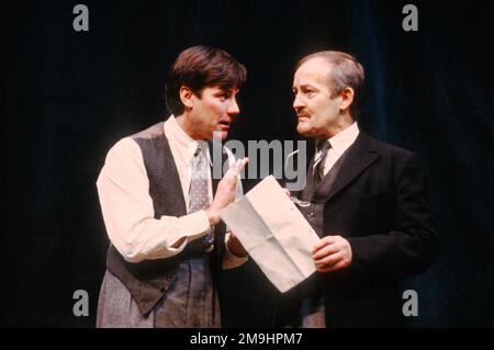 l-r: John Duttine (der Schauspieler), Charles Kay (Arthur Kipps) in DER FRAU IN SCHWARZ von Stephen Mallatratt im Lyric Hammersmith, London W6 11/01/1989nach dem Roman von Susan Hill eine 1987 Stephen Joseph Theatre Scarborough Originalbühnenproduktion Stockfoto