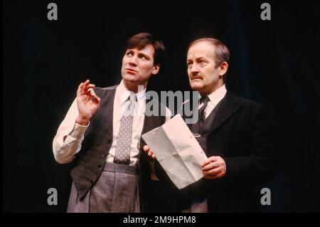 l-r: John Duttine (der Schauspieler), Charles Kay (Arthur Kipps) in DER FRAU IN SCHWARZ von Stephen Mallatratt im Lyric Hammersmith, London W6 11/01/1989, nach dem Roman von Susan Hill eine 1987 erschienene Stephen Joseph Theatre Scarborough Originalproduktion Stockfoto