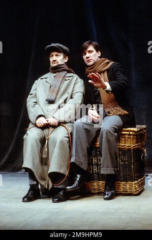 l-r: John Duttine (der Schauspieler), Charles Kay (Arthur Kipps) in DER FRAU IN SCHWARZ von Stephen Mallatratt im Lyric Hammersmith, London W6 11/01/1989, nach dem Roman von Susan Hill eine 1987 erschienene Stephen Joseph Theatre Scarborough Originalproduktion Stockfoto