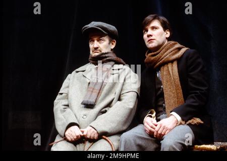 l-r: Charles Kay (Arthur Kipps), John Duttine (der Schauspieler) in DER FRAU IN SCHWARZ von Stephen Mallatratt am Lyric Hammersmith, London W6 11/01/1989, nach dem Roman von Susan Hill, eine 1987 erschienene Stephen Joseph Theatre Scarborough Originalproduktion Stockfoto