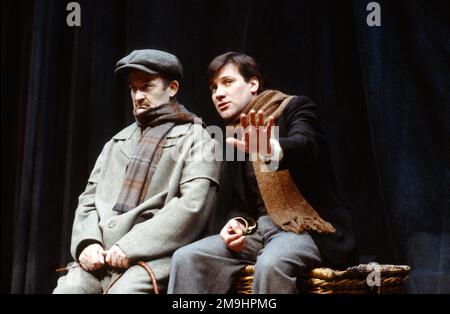 l-r: Charles Kay (Arthur Kipps), John Duttine (der Schauspieler) in DER FRAU IN SCHWARZ von Stephen Mallatratt am Lyric Hammersmith, London W6 11/01/1989, nach dem Roman von Susan Hill, eine 1987 erschienene Stephen Joseph Theatre Scarborough Originalproduktion Stockfoto