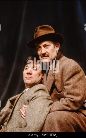 l-r: John Duttine (der Schauspieler), Charles Kay (Arthur Kipps) in DER FRAU IN SCHWARZ von Stephen Mallatratt im Lyric Hammersmith, London W6 11/01/1989, nach dem Roman von Susan Hill eine 1987 erschienene Stephen Joseph Theatre Scarborough Originalproduktion Stockfoto