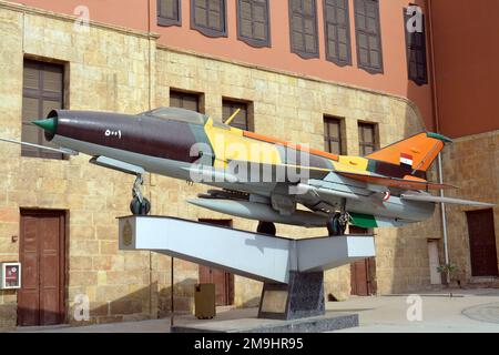 Kairo, Ägypten, Januar 7 2023: UdSSR MIG 21M Kampfflugzeuge, die im Oktober 1973 im Krieg vom Ägyptischen Nationalmilitäsmuseum in Kairo c eingesetzt wurden Stockfoto