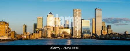 Skyline der Stadt mit Wolkenkratzern und der Themse, Canary Wharf, London, England, Großbritannien Stockfoto