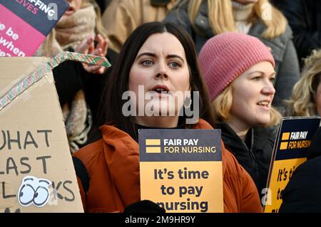 London, Großbritannien. Krankenschwestern bewachen die Streikposten am Universitätskrankenhaus. RCN-Mitglieder nehmen am Mittwoch und Donnerstag dieser Woche an zwei Streiks bei 55 NHS-Trusts in England Teil. Stockfoto