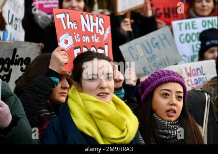 London, Großbritannien. Krankenschwestern bewachen die Streikposten am Universitätskrankenhaus. RCN-Mitglieder nehmen am Mittwoch und Donnerstag dieser Woche an zwei Streiks bei 55 NHS-Trusts in England Teil. Stockfoto