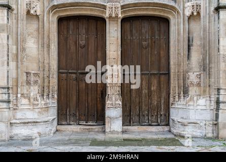 Avignon, Vaucluse, Frankreich, 12 29 2022 - Doppelte hölzerne Tür einer historischen Kirche Stockfoto