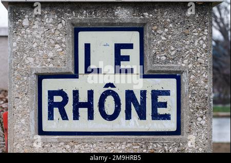 Avignon, Vaucluse, Frankreich, 12 29 2022 - Text der Rhone an der Daladier-Brücke Stockfoto