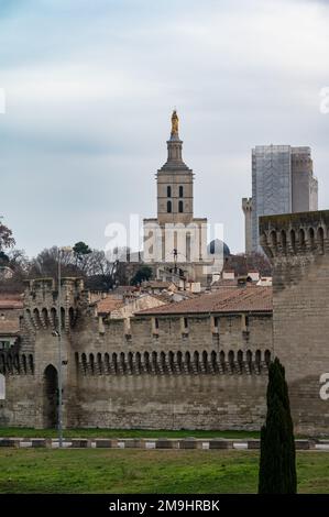 Avignon, Vaucluse, Frankreich, 12 29 2022 - Panoramablick auf die Altstadt mit historischen Gebäuden im Hintergrund Stockfoto
