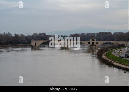 Avignon, Vaucluse, Frankreich, 12 29 2022 - Blick auf die Brücke über die Rhone Stockfoto