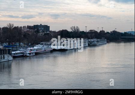 Avignon, Vaucluse, Frankreich, 12 29 2022 - Blick auf die Brücke über die Rhone Stockfoto