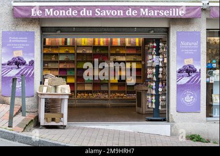 Avignon, Vaucluse, Frankreich, 12 29 2022 - Touristenladen genannt die Welt der Seife von Marseille Stockfoto