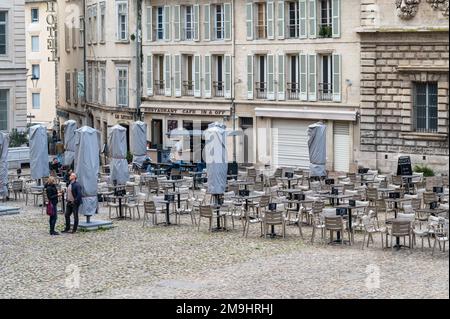 Avignon, Vaucluse, Frankreich, 12 29 2022 - Terrassen eines Restaurants am Platz des Päpstchens Stockfoto
