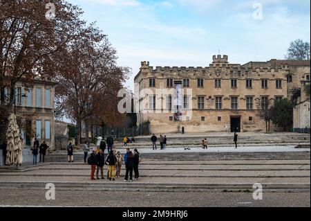 Avignon, Vaucluse, Frankreich, 12 29 2022 - Treppen am Platz des Päpstpalastes Stockfoto