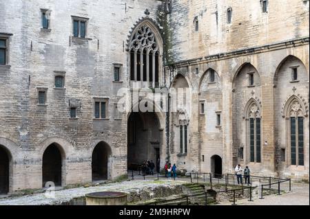 Avignon, Vaucluse, Frankreich, 12 29 2022 - mittelalterlicher Innenhof des Päpsterpalastes Stockfoto