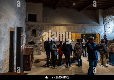 Avignon, Vaucluse, Frankreich, 12 29 2022 - Ausstellungshalle und Besucher im Palast der Päpste Stockfoto