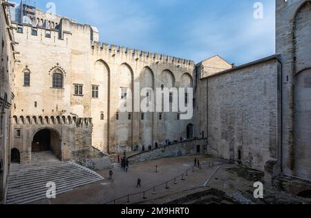 Avignon, Vaucluse, Frankreich, 12 29 2022 - mittelalterlicher Innenhof des Päpsterpalastes Stockfoto
