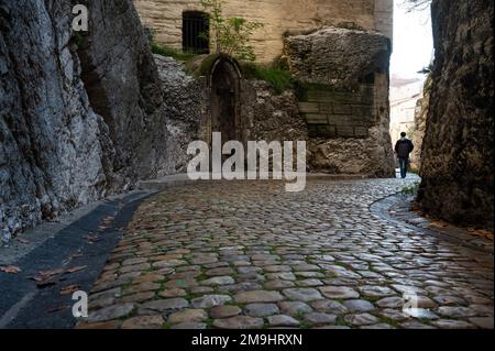 Avignon, Vaucluse, Frankreich, 12 29 2022 - kopfsteingepflasterte Gasse um den Palast der Päpste Stockfoto