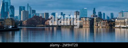 Stadtbild mit Wolkenkratzern und Themse, Limehouse, London, England, Großbritannien Stockfoto