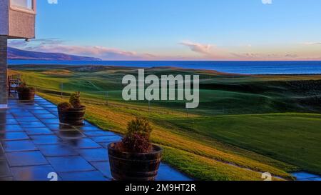 Brora Golfplatz mit Blick nach Norden vom Clubhaus am frühen Morgen Stockfoto