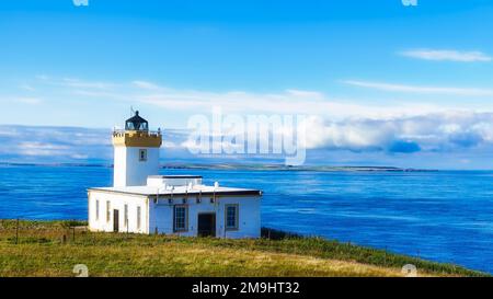 Duncansby Head Leuchtturm und Pentland Firth Stockfoto