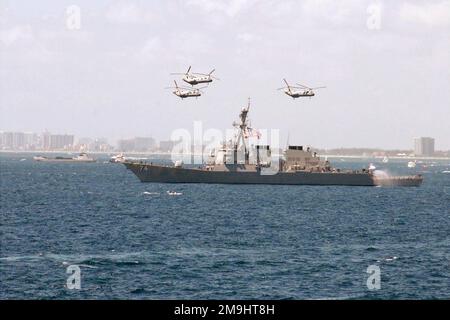 Hafenansicht des von der US Navy (USN) GEFÜHRTEN RAKETENZERSTÖRERS ARLEIGH BURKE CLASS (FLUG II) (AEGIS), USS McFaul (DDG 74) im Hafen in Broward County, Florida (FL), während der Flottenwoche 2002 der Luft- und Meeresausstellung. Drei USN CH-46 Sea Knight Hubschrauber fliegen im Rahmen der Flottenwoche über uns. Basis: Broward County Bundesstaat: Florida (FL) Land: Vereinigte Staaten von Amerika (USA) Stockfoto