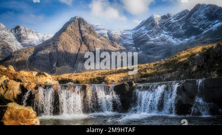 Die Feenpools in Glen Barky auf der Isle of Skye mit schneebedeckten Cuillin-Bergen Stockfoto