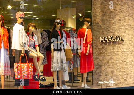 Madrid, Spanien. 9. Mai 2022. Modegeschäft, Max & Co Boutique mit stylischer Damenbekleidung. Weibliche Schaufensterpuppen in neuen Kleidern Stockfoto