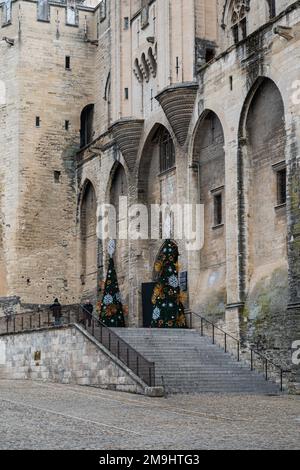 Avignon, Vaucluse, Frankreich, 12 29 2022 - der katholische Petersplatz und die Kirche Stockfoto