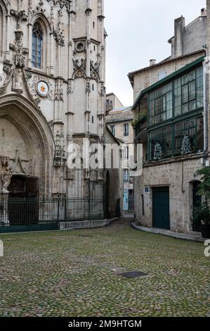 Avignon, Vaucluse, Frankreich, 12 29 2022 - der katholische Petersplatz und die Kirche Stockfoto